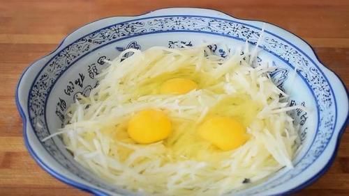 鸡蛋|土豆丝里打3个鸡蛋，居然这么好吃，我家一周做6次，上桌就抢光
