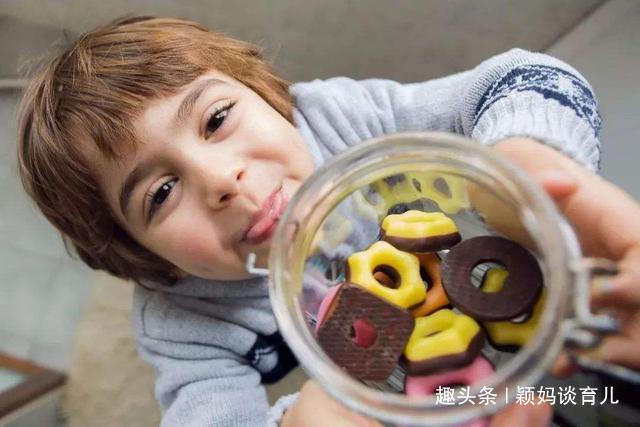 孩子|6个错误的喂养方式，会危害孩子健康发育，父母要注意