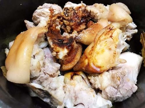  猪蹄胶原蛋白满满，可以美容养颜，搭配黄豆焖煮更美味