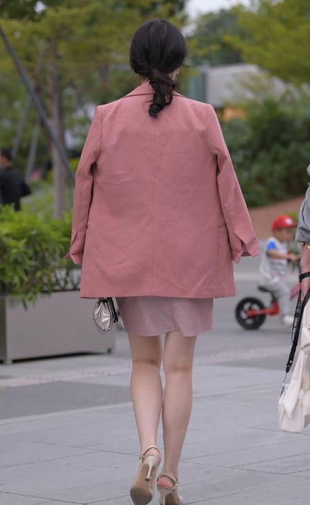 职业|职业女性穿连衣裙，搭配西装外套，美观大方又不失女性风韵