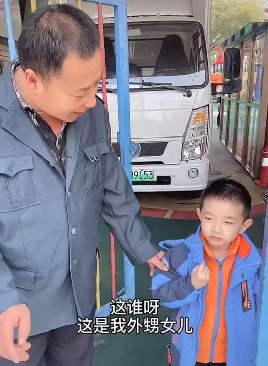 舅舅|最美大学校花去幼儿园接小孩放学，保安问孩子：这是谁？孩子：我外甥女……