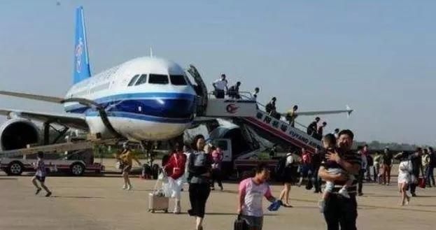 空姐|为什么飞机在中转落地时，所有乘客要下飞机？听听空姐怎么说