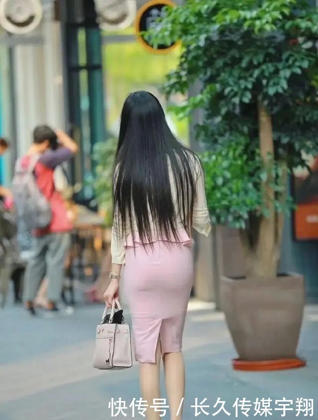 有一种冬日清凉源自裙装,不同的款式,让你秀出不一样的时尚美