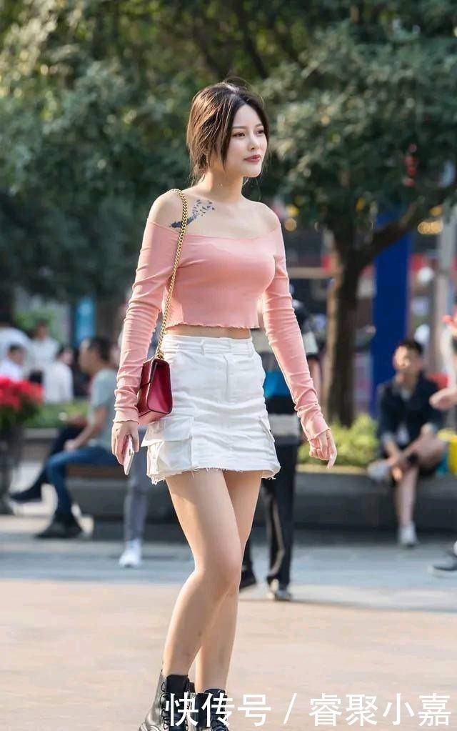 逊色|短裙这么搭配不比热裤逊色，美丽迷人，尽显高挑的身材和轻熟的美