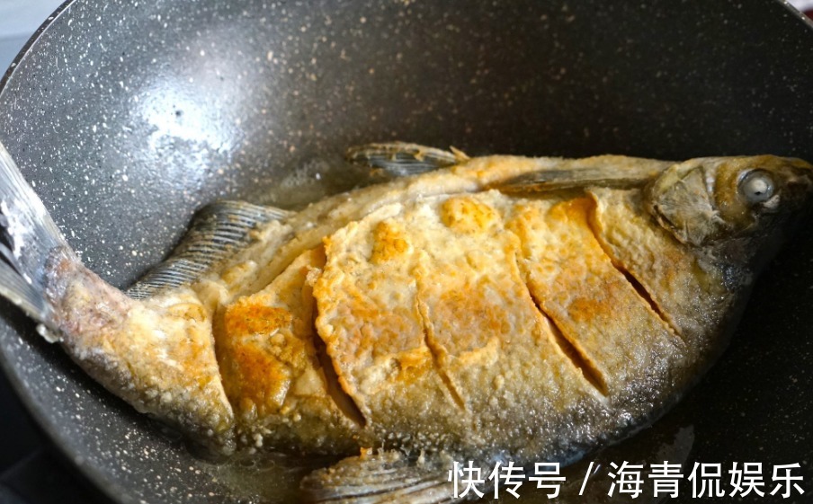 煎鱼,千万别直接下锅煎!大厨教你4招,不粘锅不破皮,不碎不腥