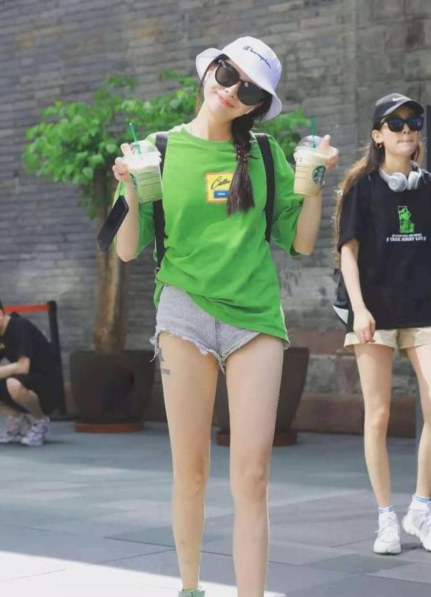 街拍：美女穿着白色连衣短裙，气质高雅成熟，魅力简直爆表了