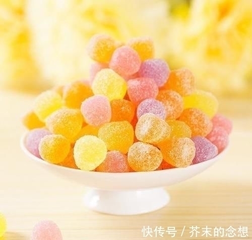 造假|七种造假食物,图五像在吃塑料,网友全部都吃过,我没救了