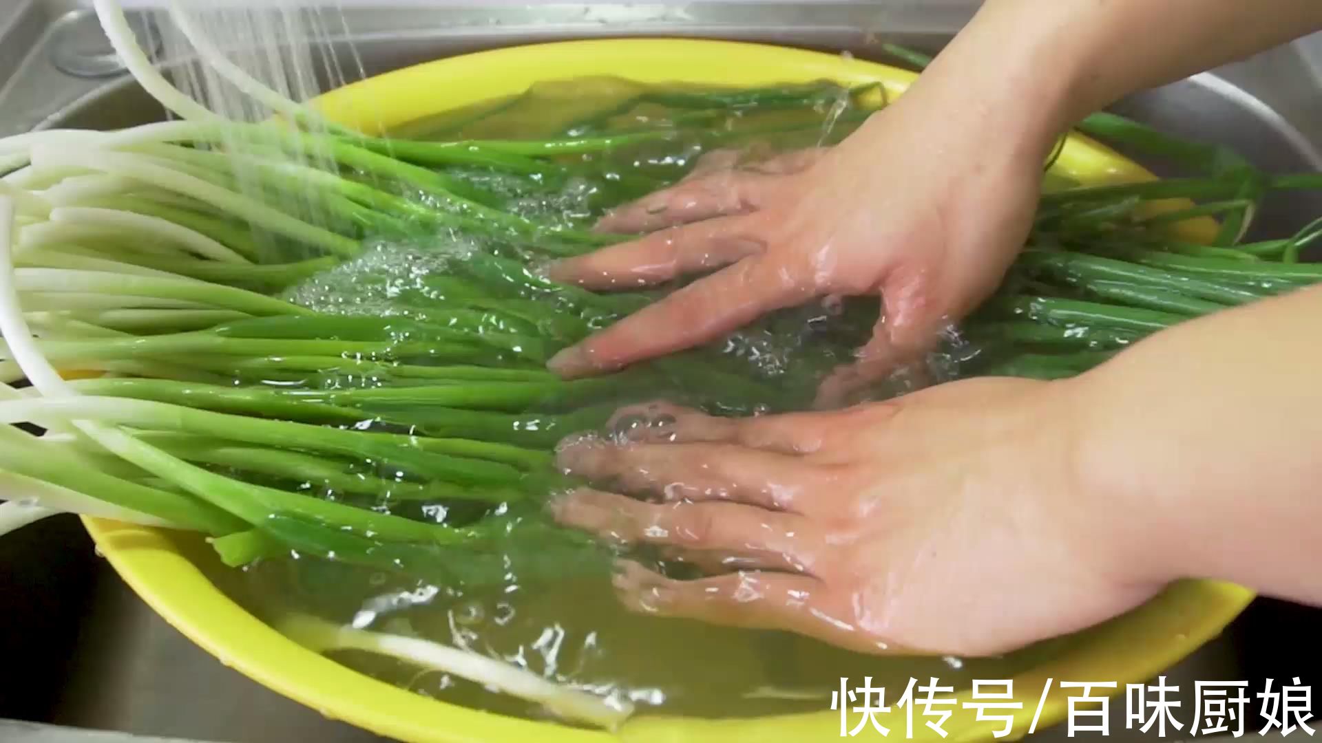 小葱不要再蘸酱吃了,这样做,超级的下饭,一次都能吃两碗米饭了