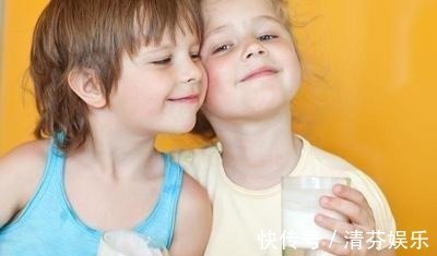 孩子|兄妹俩人一个每天吃钙片,一个每天喝牛奶,三年后差距显而易见