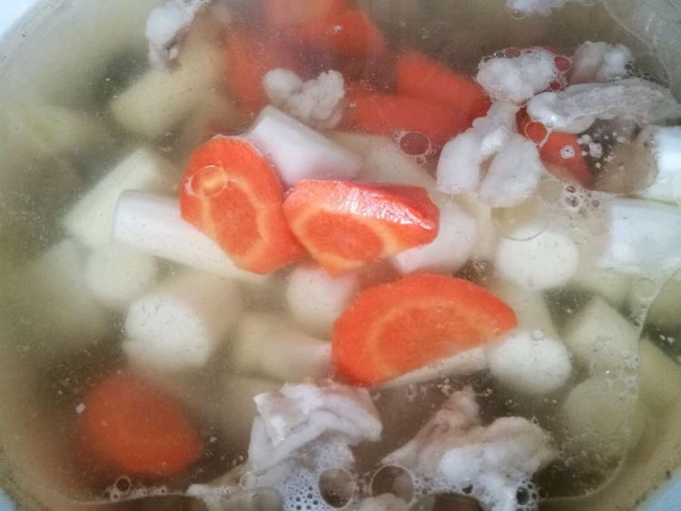 天冷了，炖一锅羊肉汤暖暖身，鲜美滋补，做法还不难