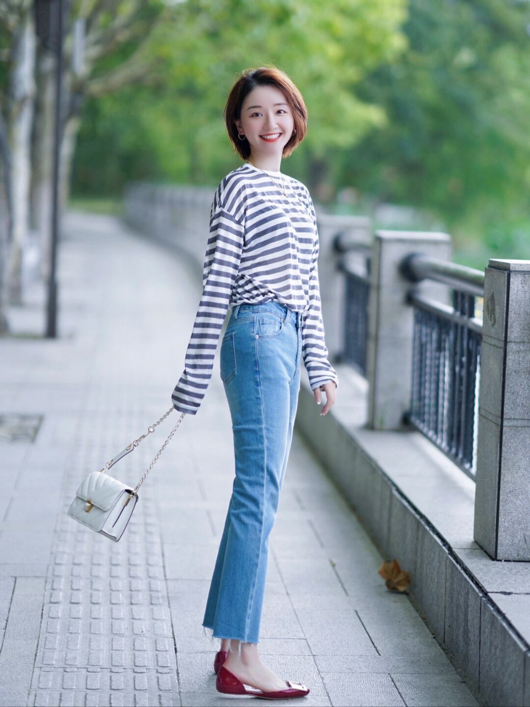 气质|小个子女生如何穿显高?条纹衫配牛仔裤显瘦还提升气质,高级洋气