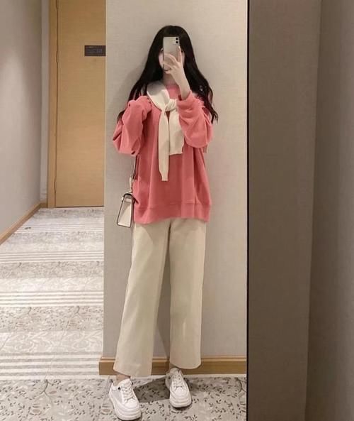 今年春天，卫衣叠穿不再流行，外搭“小披肩”才是正确打开方式