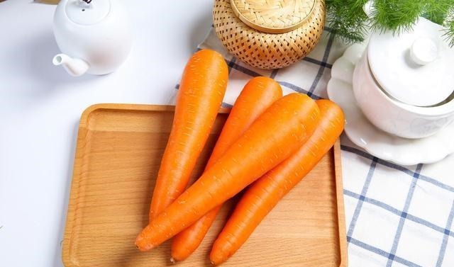 买胡萝卜，到底选带泥的还是不带泥的？菜贩：这种我从不给家人吃