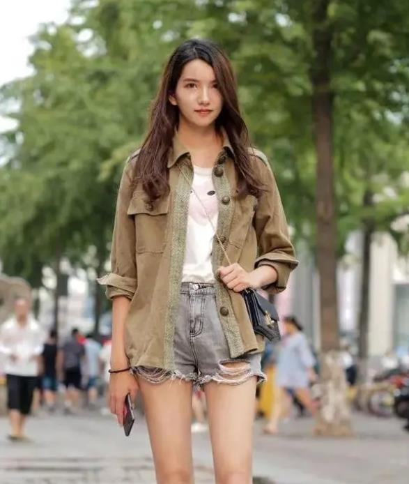 美女|短发美女抹胸上衣配个性长裤,很显女人味,减龄不失少女感