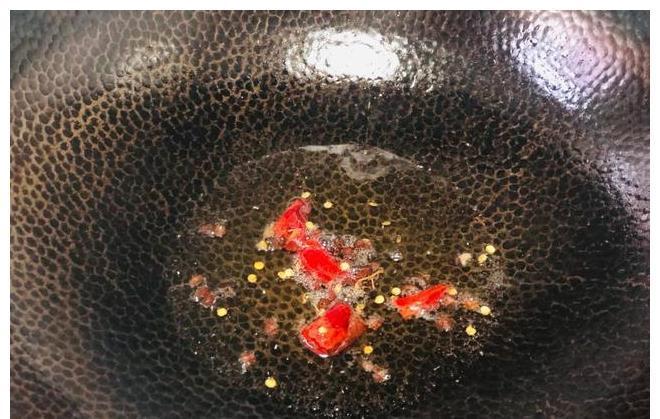 大盘|天热了，茄子别再炒着吃，试试这种吃法，不炒不蒸，一大盘不够吃