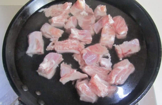  “排骨”焯水用凉水还是开水，厨师朋友说漏嘴，做错一步口味全变