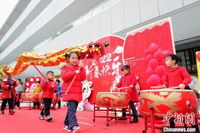 朱海鹏$江西赣州：幼儿园小朋友学舞龙舞狮迎春节