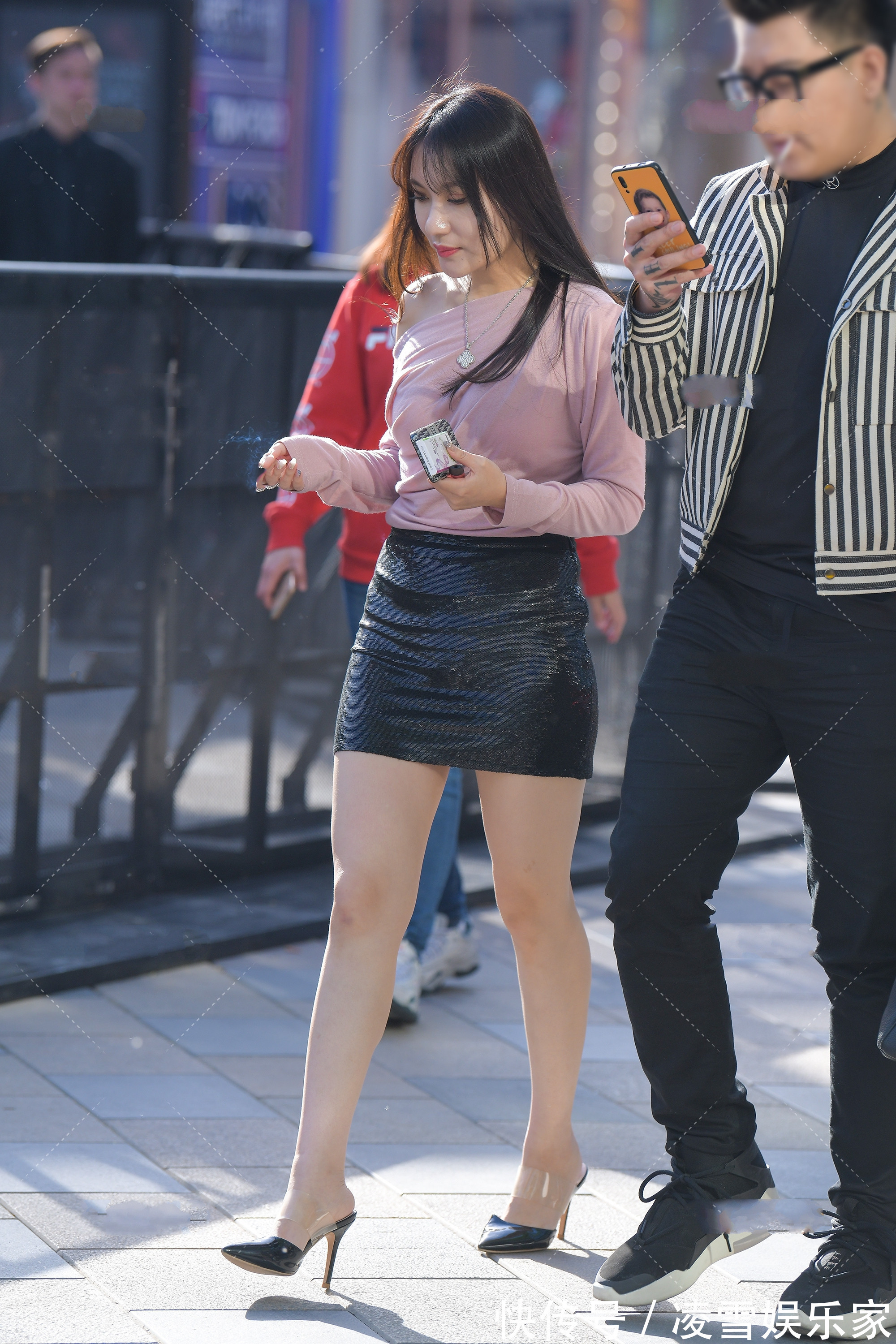 上衣|粉色露肩上衣搭配黑色短裙,独特设计尽显完美身材,这身太可了