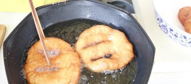 我家里祖传三代做油饼的配方,味道松软,放半个月不硬,太香了