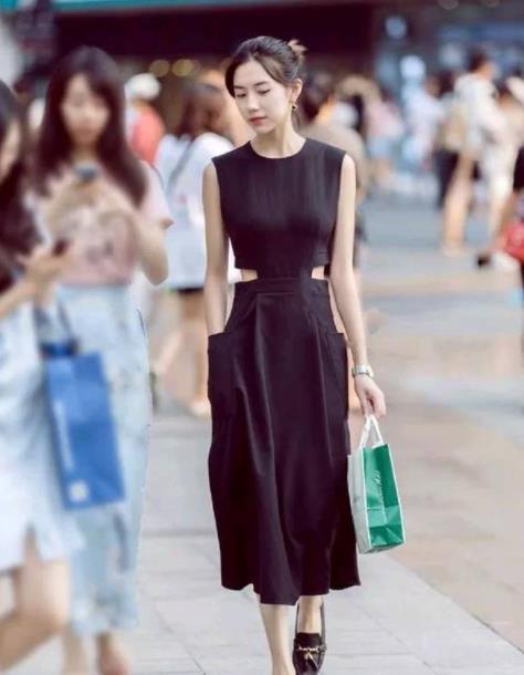 街拍小姐姐白色衬衣配紧身牛仔,清新甜美,文艺范十足