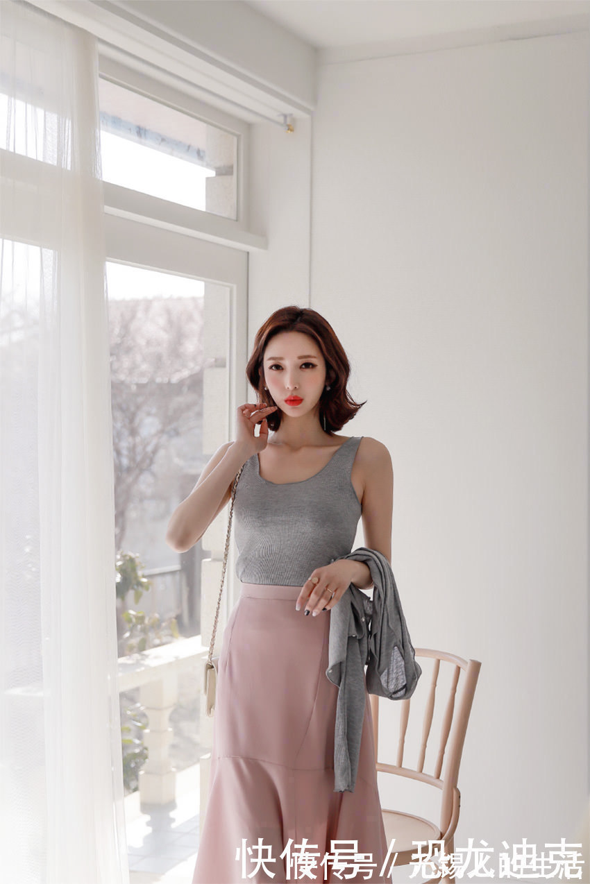 美女 穿过膝长裙的美女模特,端庄优雅的气质很迷人