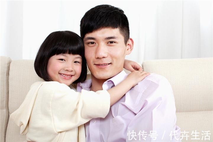 霸气|霸气萌娃在医院输液火了,背着手“视察工作”,领导范十足