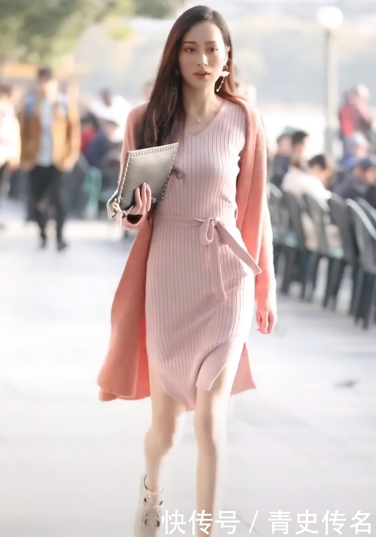 职业装|美女的包臀裙明明美翻了,她却走出“X型腿”,瞬间没了气质!