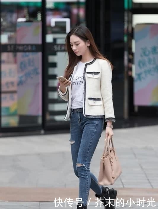 牛仔裤休闲不失潮流的感觉,整个人看上去非常优雅大方