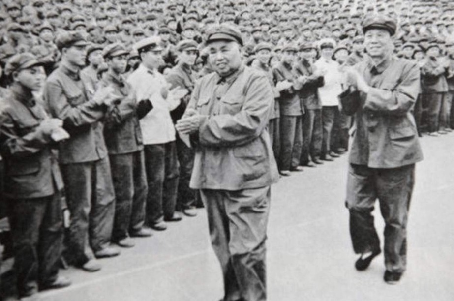 年后|他是许世友的勤务兵,4年后许当上副军长,他却成为许的顶头上司