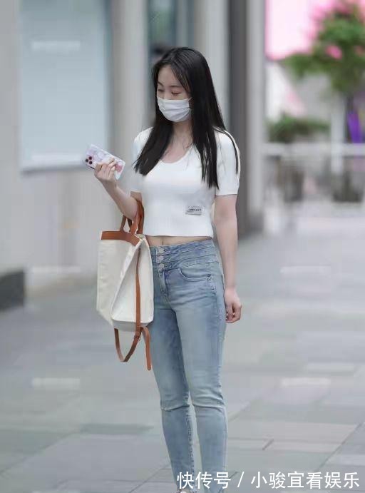 高腰 高腰牛仔裤，白T恤，这个夏季美女穿衣风格最美的回忆