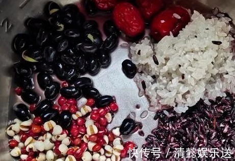 坚持喝了3个月这粥,白发少了,气色好了,闺蜜效仿也做给妈妈喝