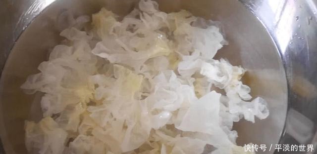 女人天冷就喝這湯，10分鐘煮一鍋，一周吃2次，活血養(yǎng)顏人漂亮