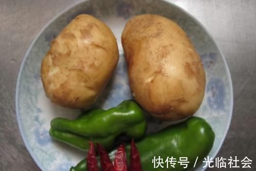 炒土豆丝,啥时候放醋是关键!顺序对了,就算随便炒炒都爽脆好吃