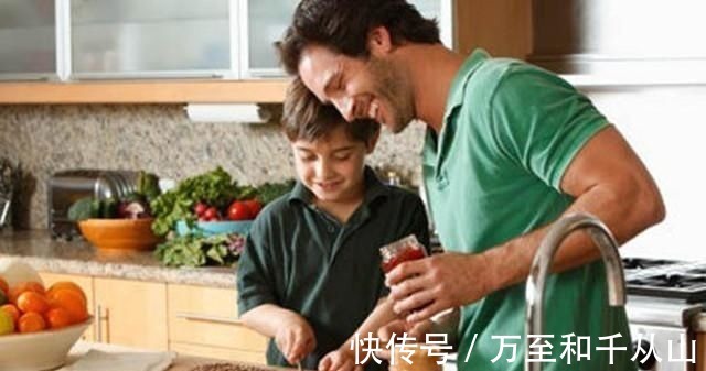 孩子|骗人生儿子系列,宝妈在家遇蟑螂,娃一手拿奶瓶一手拿拖鞋帮忙