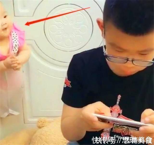 弟弟|小舅带娃方式走红,为玩游戏把外甥挂门上,网友:外甥正月剃头去