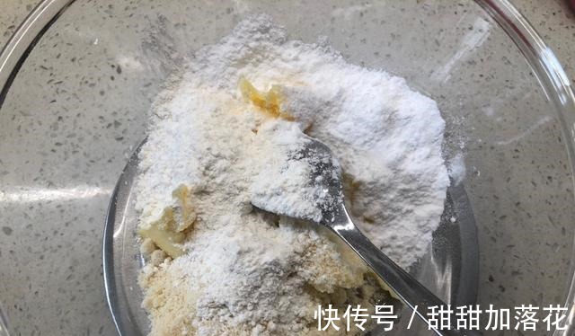 蓝莓|孩子放假就吃它，酥顶蓝莓糕，简单不费力，营养丰富，美味可口！