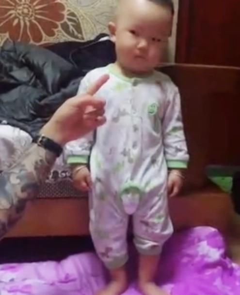 犯错|爸爸训斥犯错的宝宝,宝宝倔强的小眼神亮了,网友:莫欺少年穷