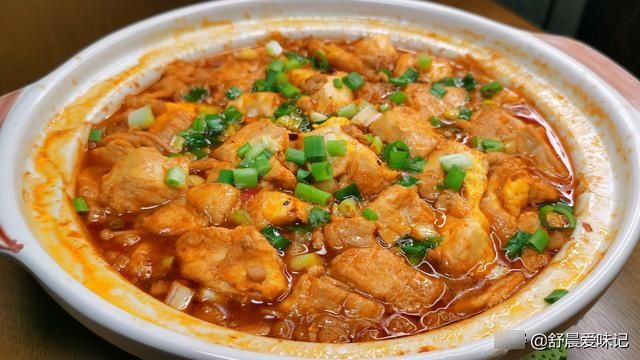 豆腐里打入两个鸡蛋，再用砂锅一焖，香嫩爽滑，最后汤汁都不想剩