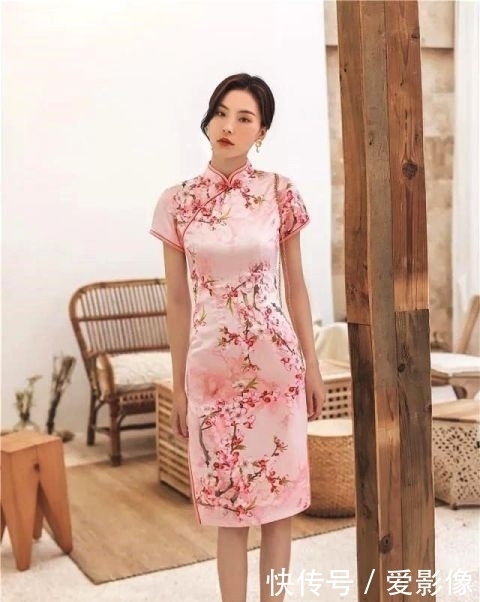 粉色魅力,时尚舒心中长旗袍,描摹女子温婉动人