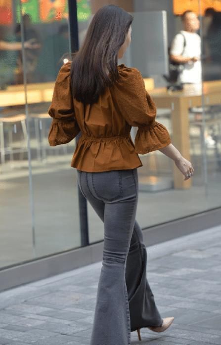 喇叭裤只有少妇穿,我看未必,谁说她是少妇