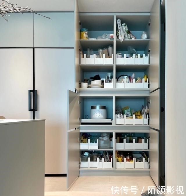 客厅|156㎡把客厅当作中心,简单摆放2件家具,宽敞空旷从孩子需求出发