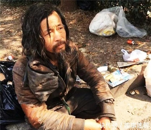 一位是流浪汉,一位是知名才女,两人书法对比,到底谁更胜一筹?