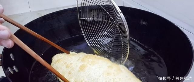 以后面粉就这样做,不发面不烫面,比鸡蛋饼好吃,个个香脆鼓大泡