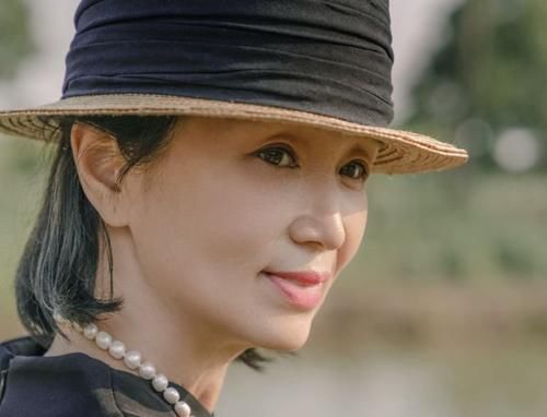 一步裙|50岁后拒绝大妈式穿衣，跟着学时尚妈妈学穿搭，优雅而有女人味