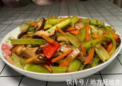 芹菜|素炒芹炒没味道？加入这个食材，不用肉不加调料，好吃到舔盘子