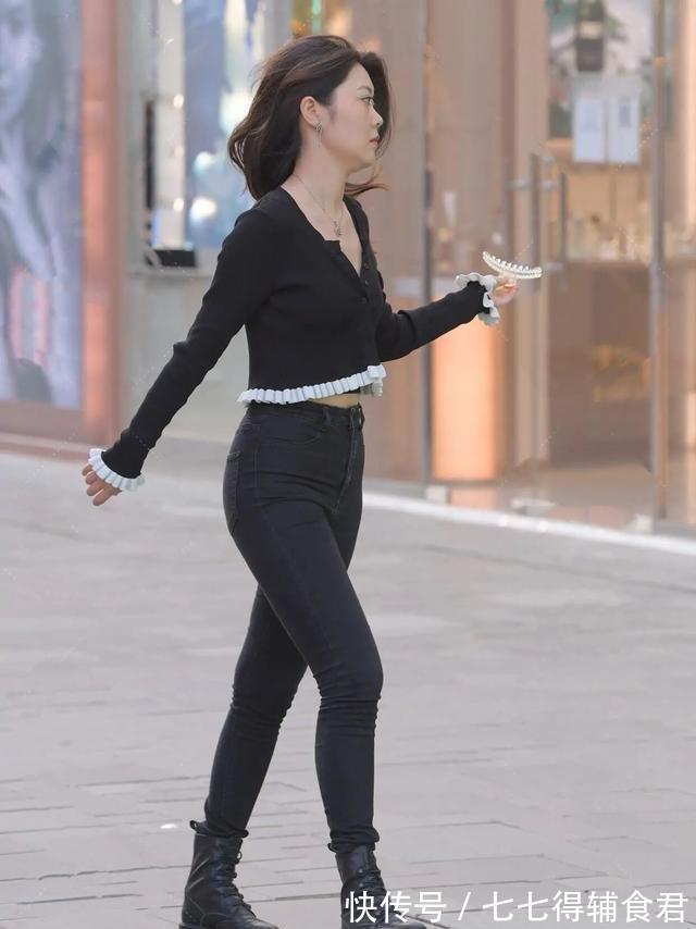 搭配 黑色百变长袖搭配黑色紧身打底裤，十分流行的穿搭，潇洒的感觉