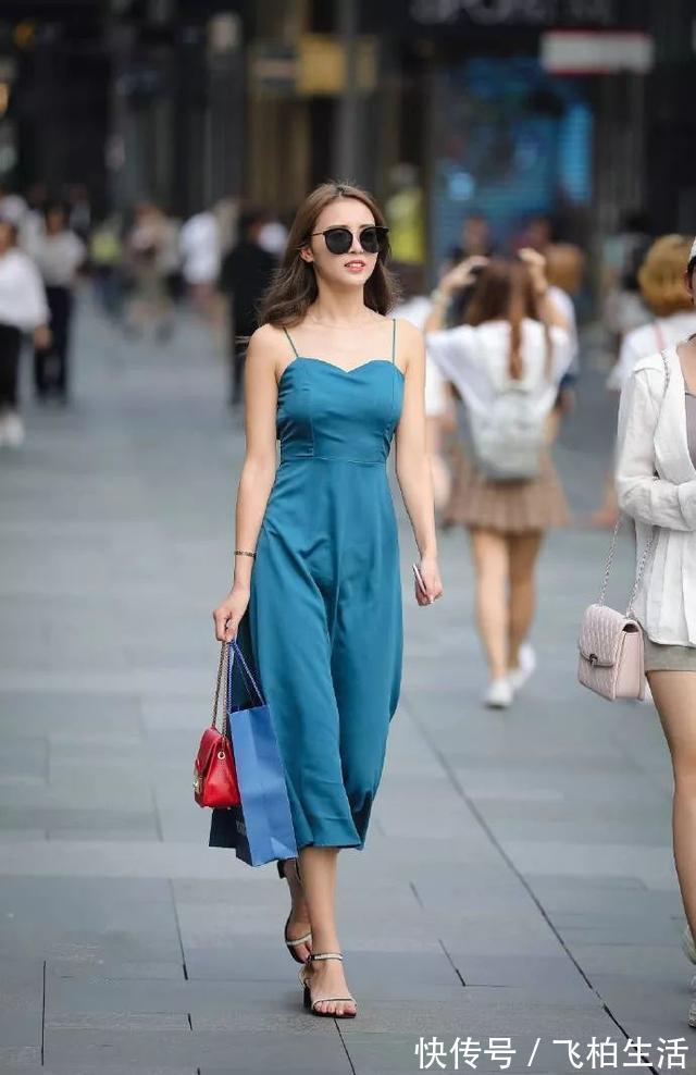 衬衫 小姐姐身穿宽松衬衫,搭配鲜艳的印花半身裙,显得格外的靓丽