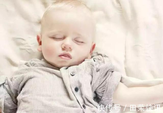 陪伴物|宝宝''一抱就睡,一放就醒''知道原因后,妈妈舍不得放下了