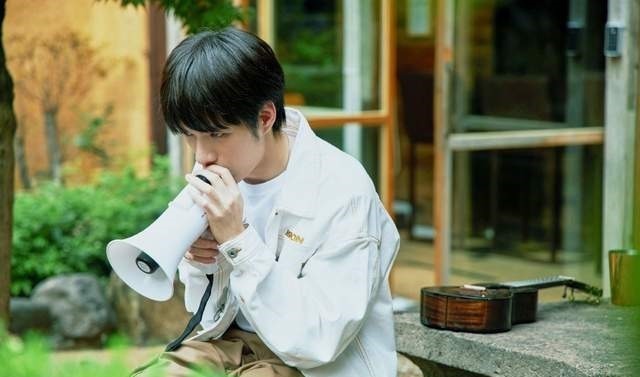 低头玩手机|邓超被无视张颜齐不理对方,低头玩手机一脸沉重