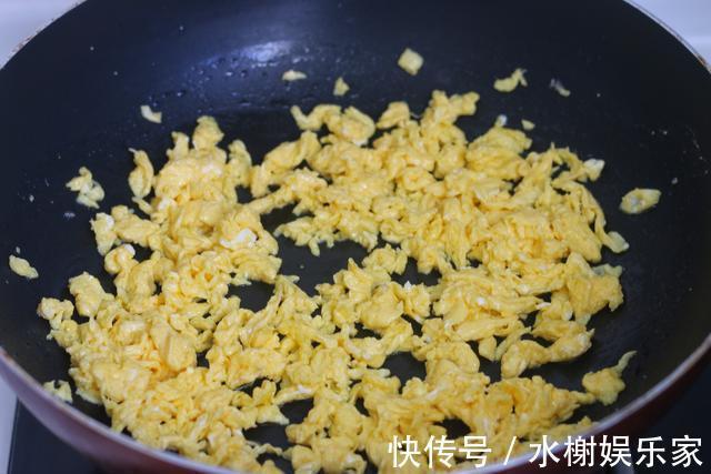 春天最鲜的蔬菜,加几个鸡蛋做成盒子,不爱面食的南方人见了都馋